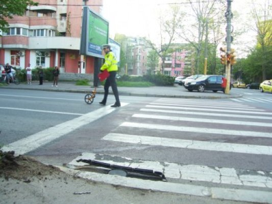 Accident rutier teribil în Constanţa: 5 victime, maşini avariate şi un semafor făcut praf - vezi foto